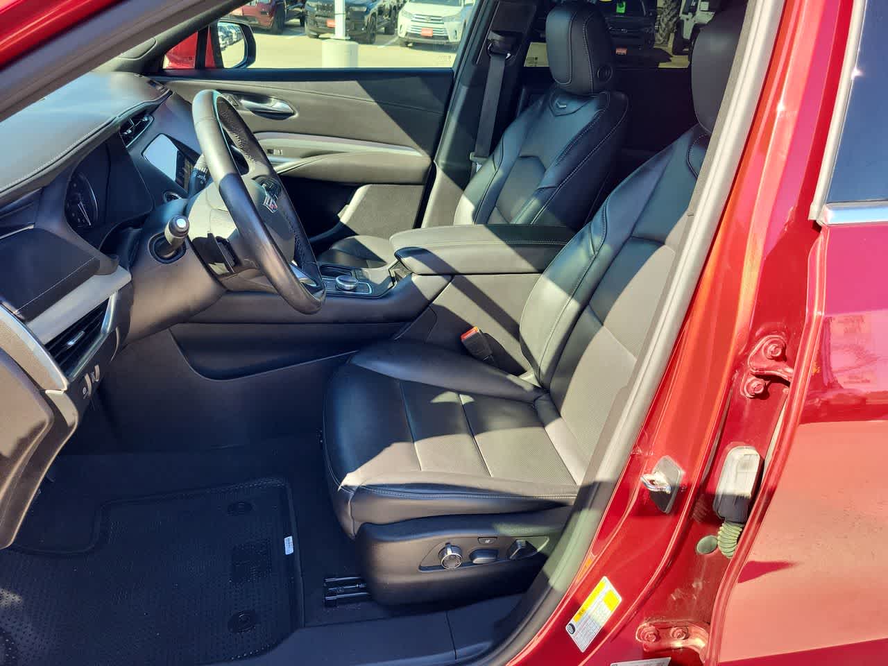 Thumbnail: 2023 Cadillac XT4 - 19