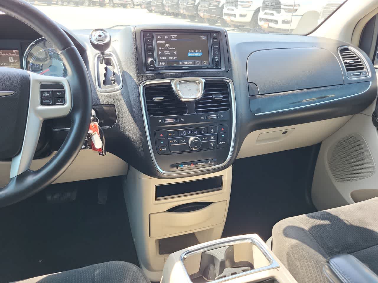 Thumbnail: 2014 Chrysler Town & Country - 24