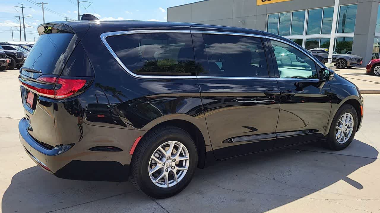 Thumbnail: 2026 Chrysler Pacifica - 8
