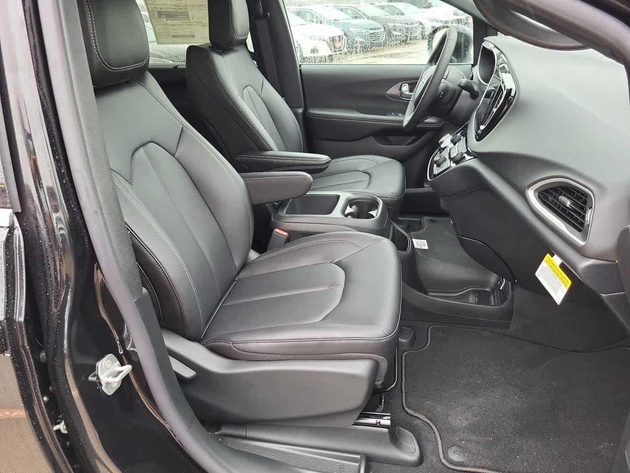 Thumbnail: 2026 Chrysler Voyager - 22