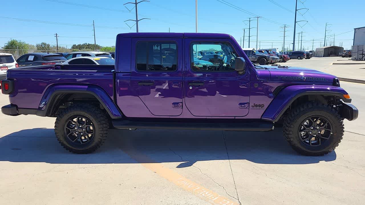 Thumbnail: 2026 Jeep Gladiator - 9