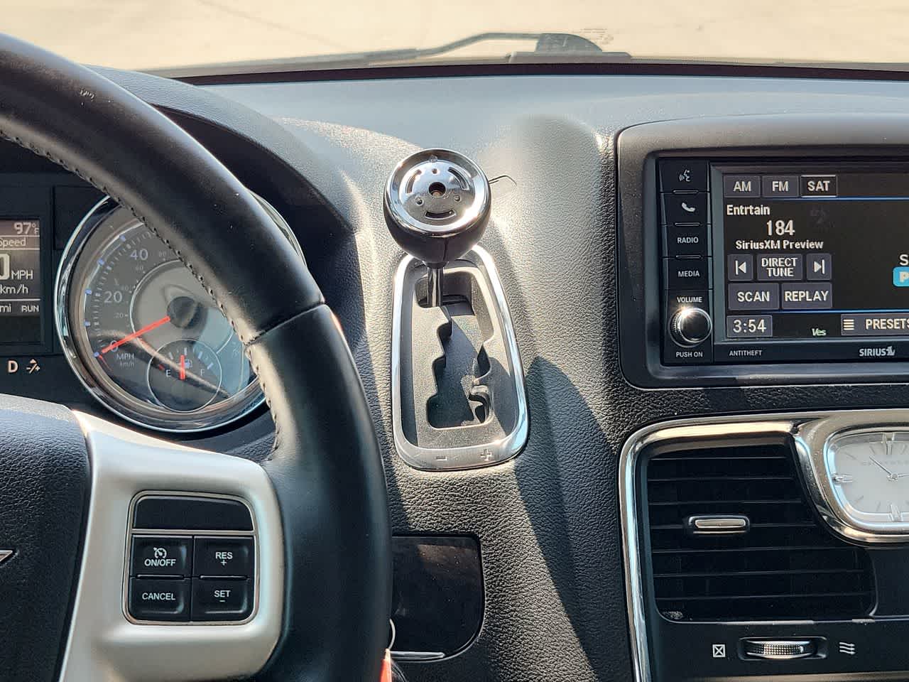 Thumbnail: 2014 Chrysler Town & Country - 25