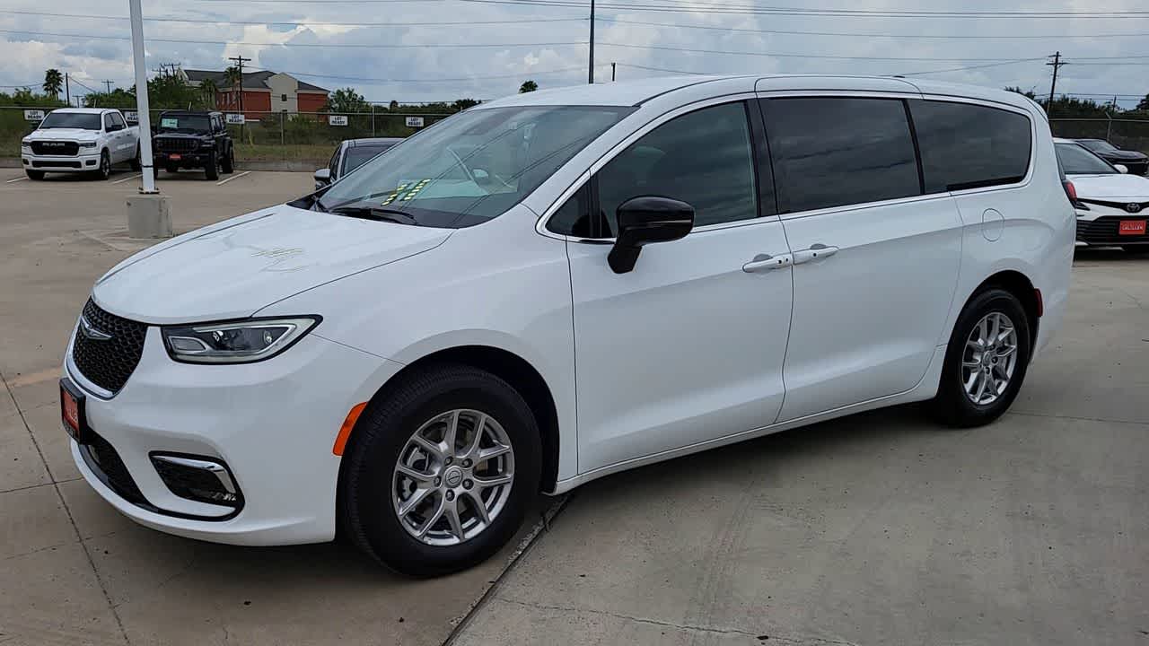 Thumbnail: 2026 Chrysler Pacifica - 4