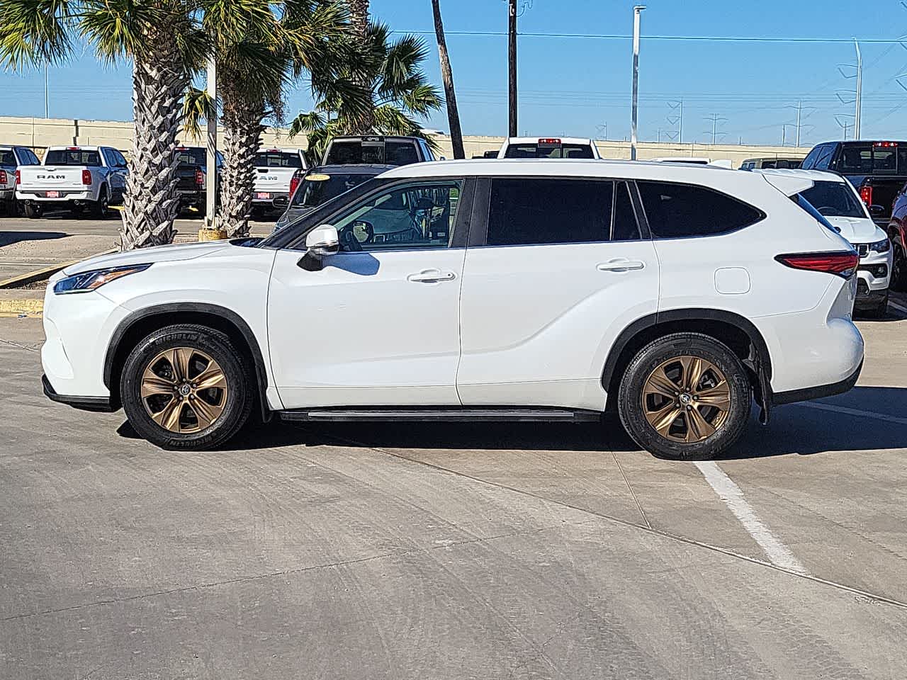 Thumbnail: 2023 Toyota Highlander - 11