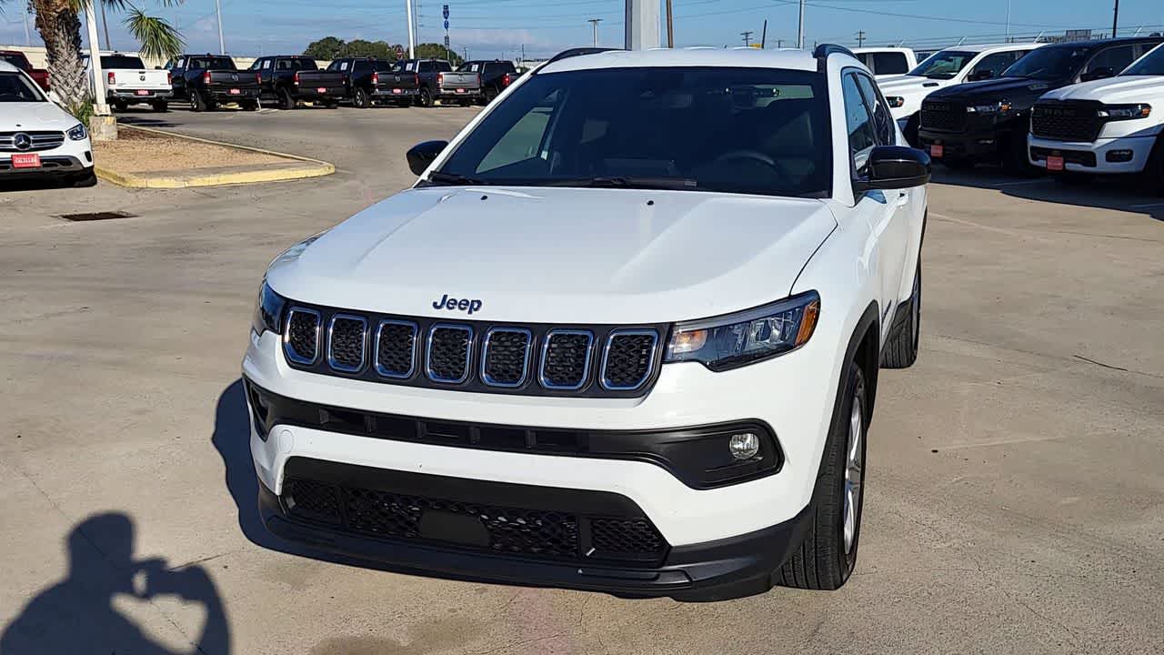 2024 Jeep Compass Latitude photo 2