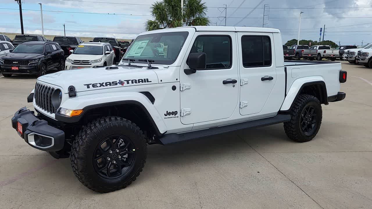 Thumbnail: 2025 Jeep Gladiator - 4