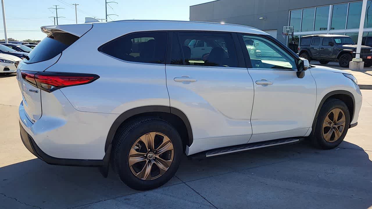 Thumbnail: 2023 Toyota Highlander - 8