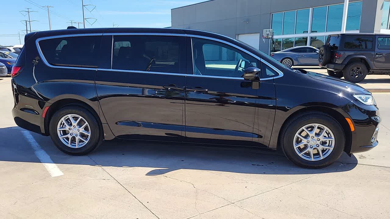 Thumbnail: 2026 Chrysler Pacifica - 9