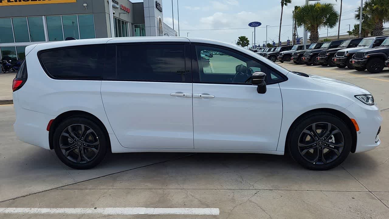 Thumbnail: 2026 Chrysler Pacifica - 9
