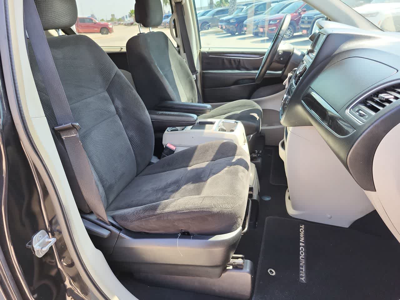 Thumbnail: 2014 Chrysler Town & Country - 22