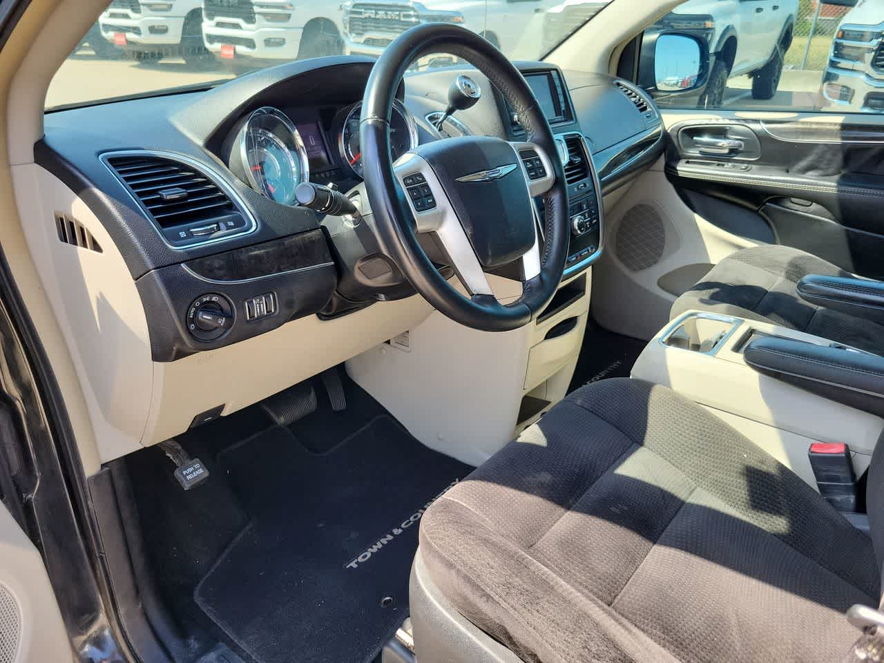 Thumbnail: 2014 Chrysler Town & Country - 10