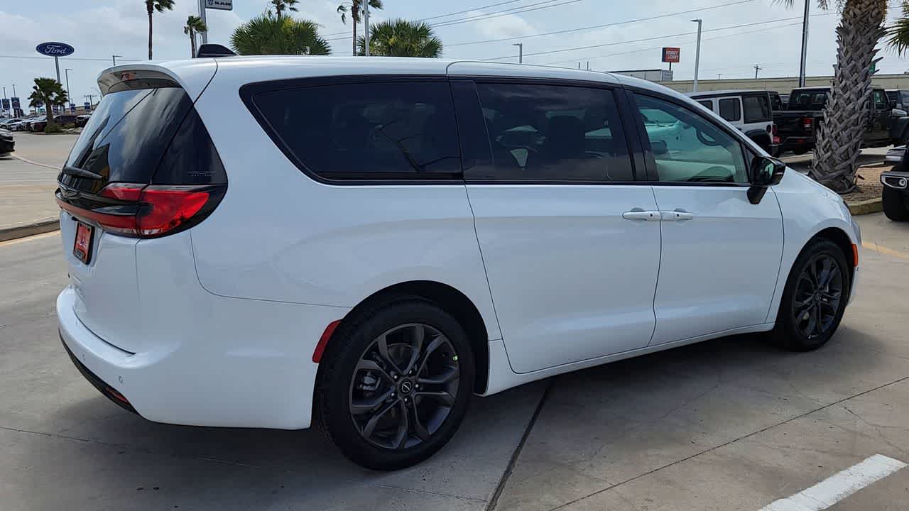 Thumbnail: 2026 Chrysler Pacifica - 8