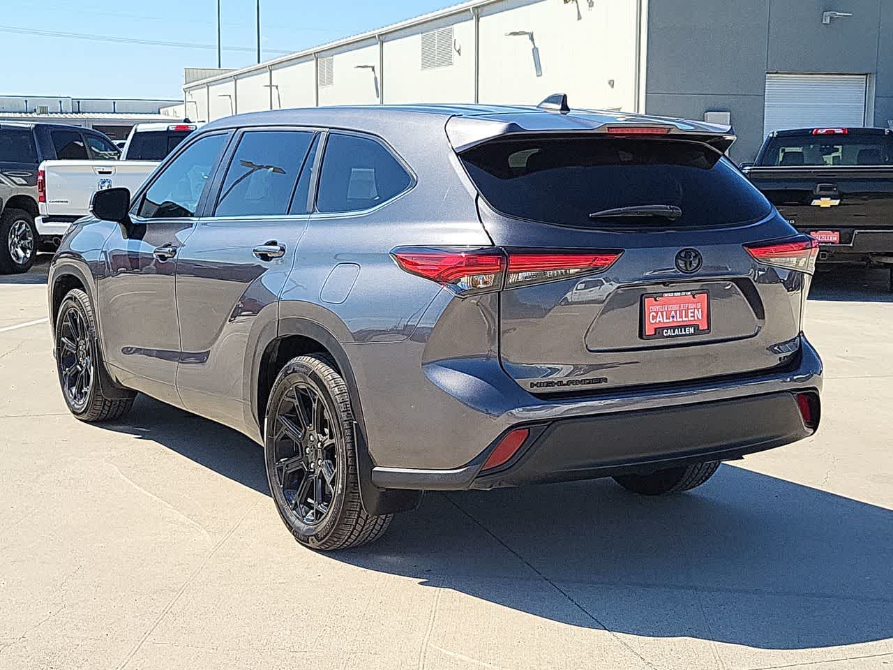 Thumbnail: 2023 Toyota Highlander - 13