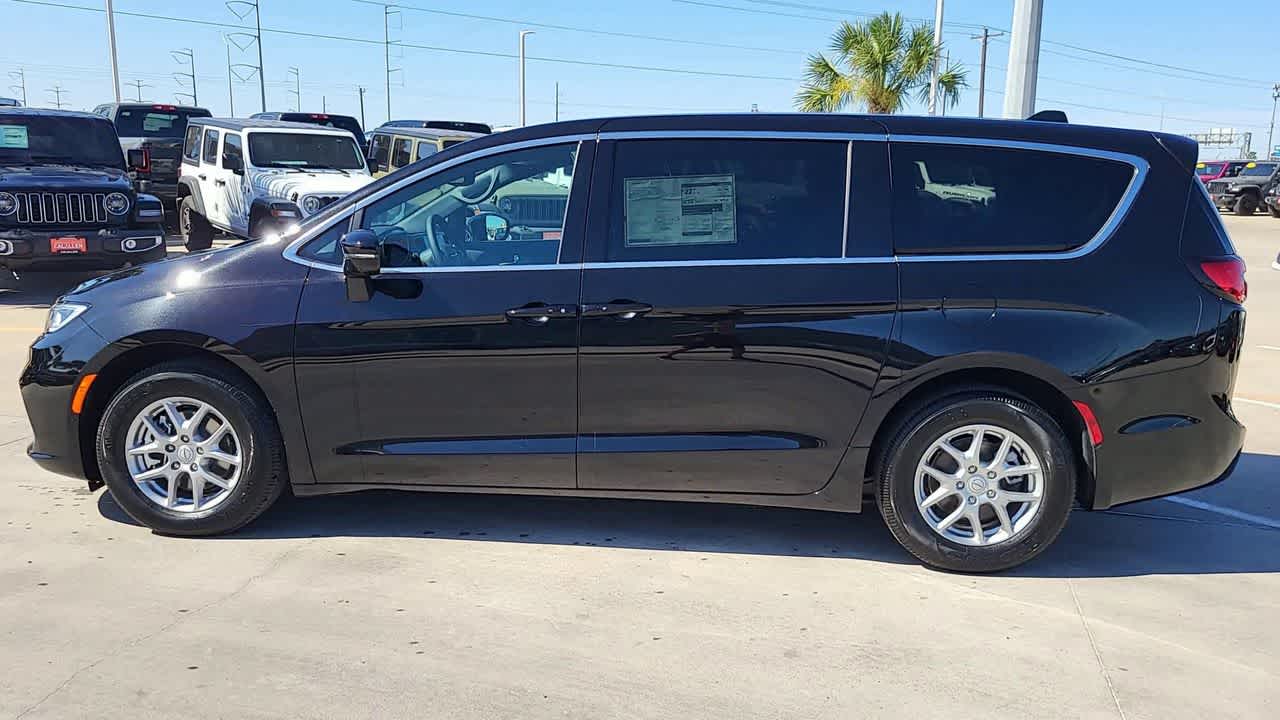 Thumbnail: 2026 Chrysler Pacifica - 5