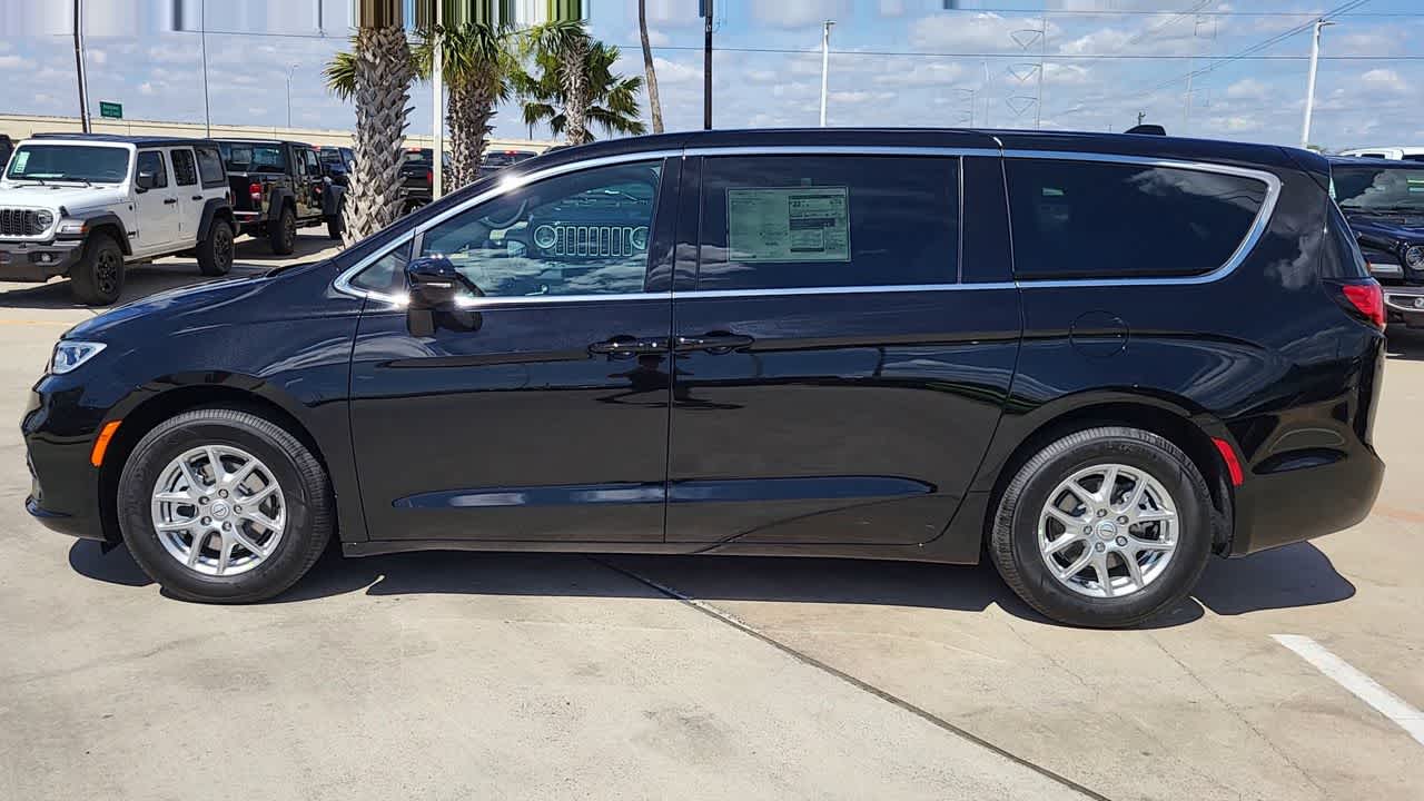 Thumbnail: 2026 Chrysler Pacifica - 5