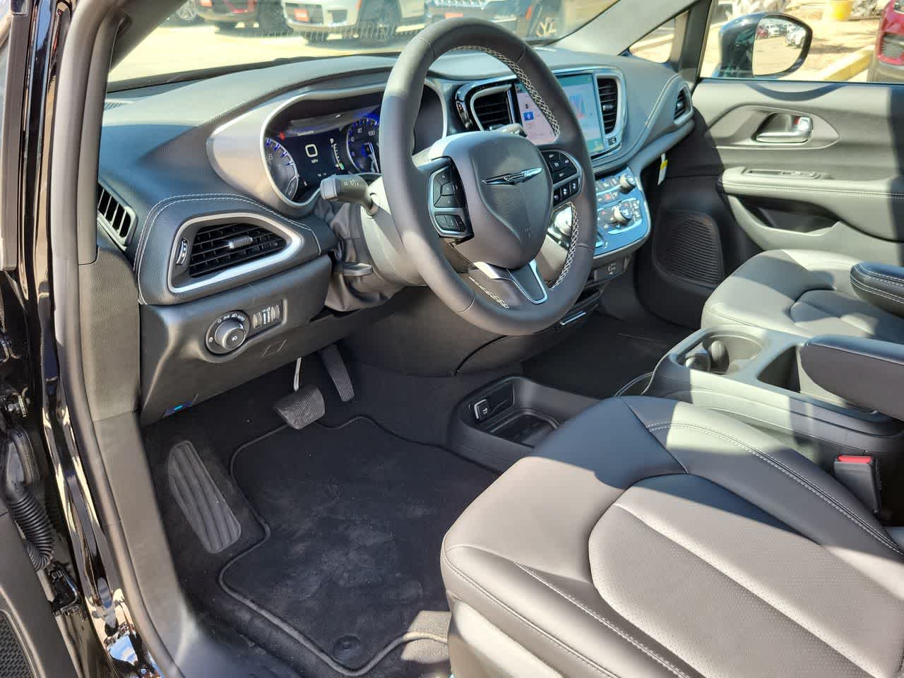 Thumbnail: 2026 Chrysler Pacifica - 10