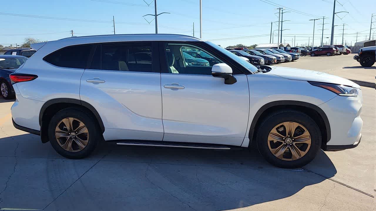 Thumbnail: 2023 Toyota Highlander - 9