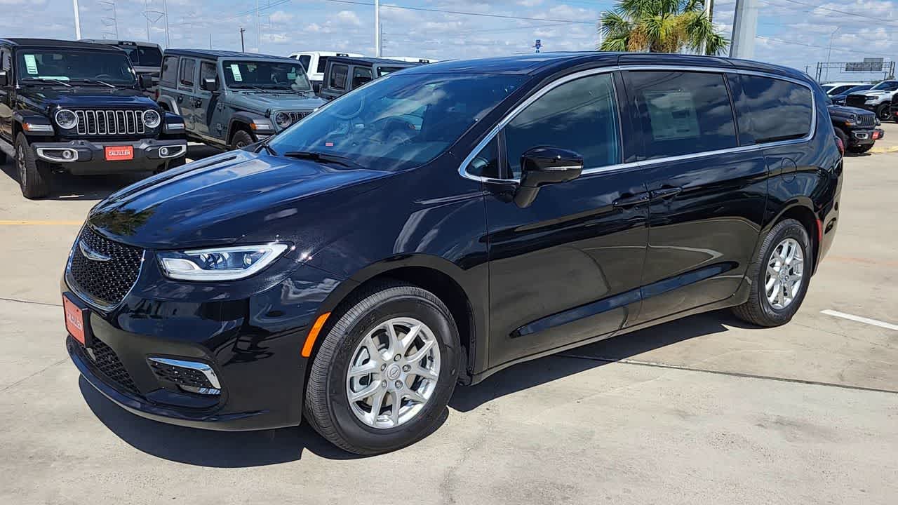 Thumbnail: 2026 Chrysler Pacifica - 4