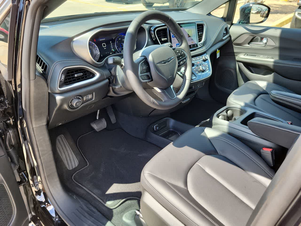 Thumbnail: 2026 Chrysler Pacifica - 10