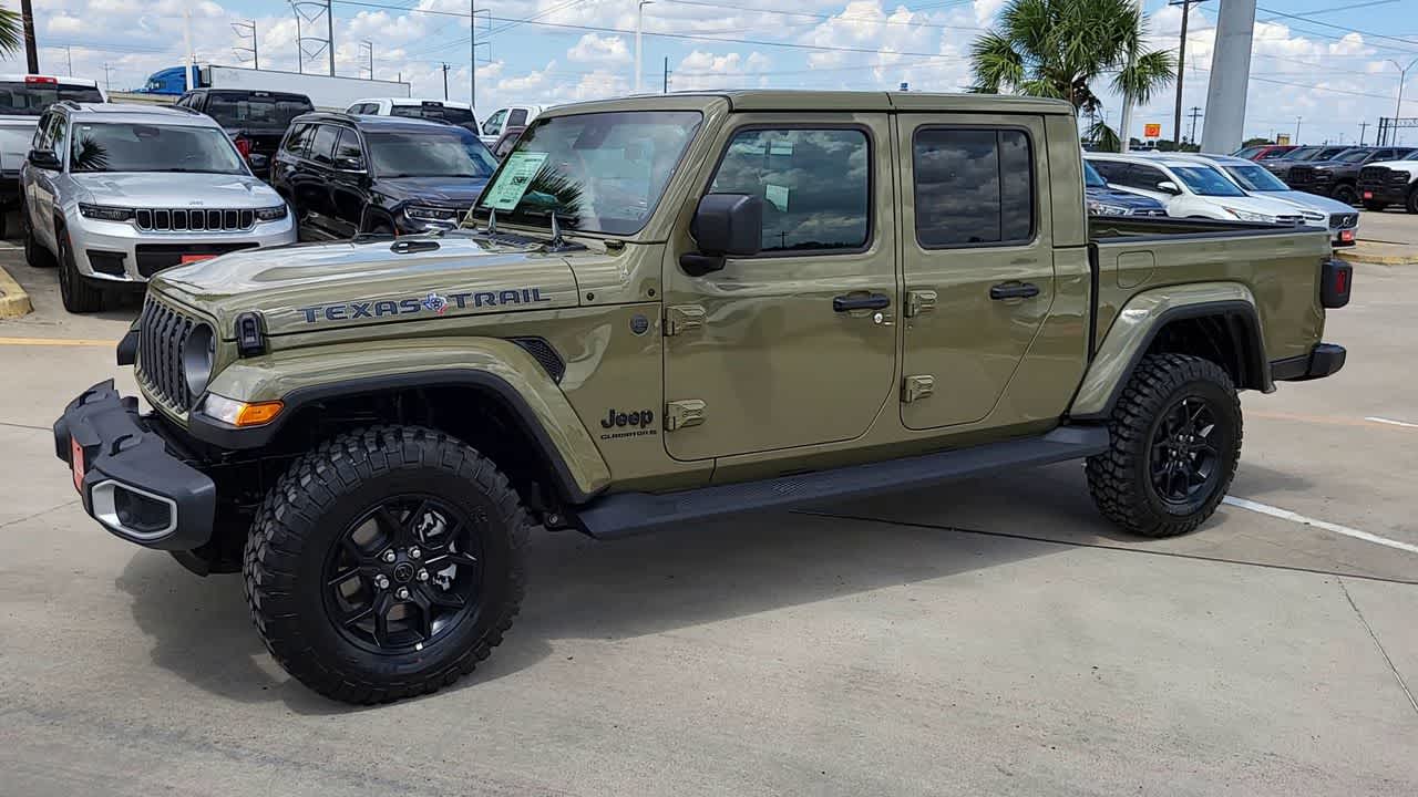 Thumbnail: 2025 Jeep Gladiator - 4