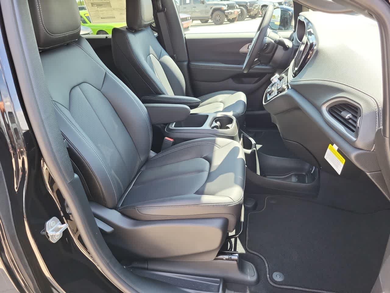 Thumbnail: 2026 Chrysler Pacifica - 22