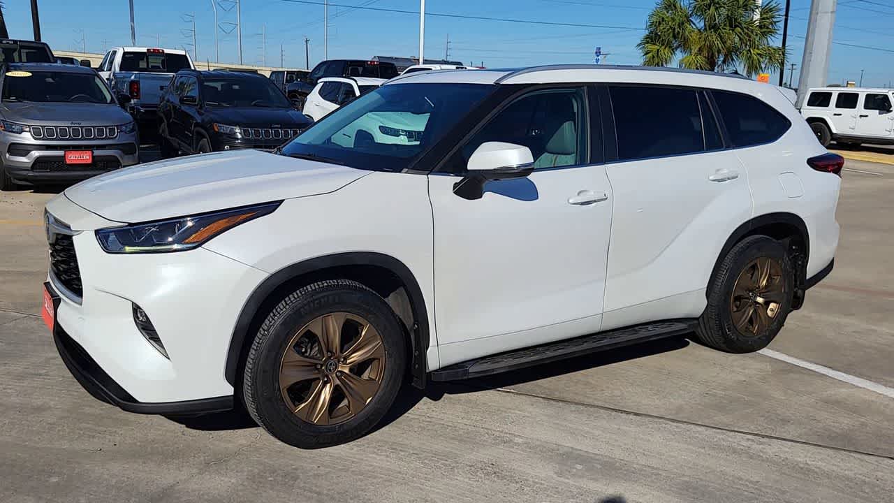 Thumbnail: 2023 Toyota Highlander - 4