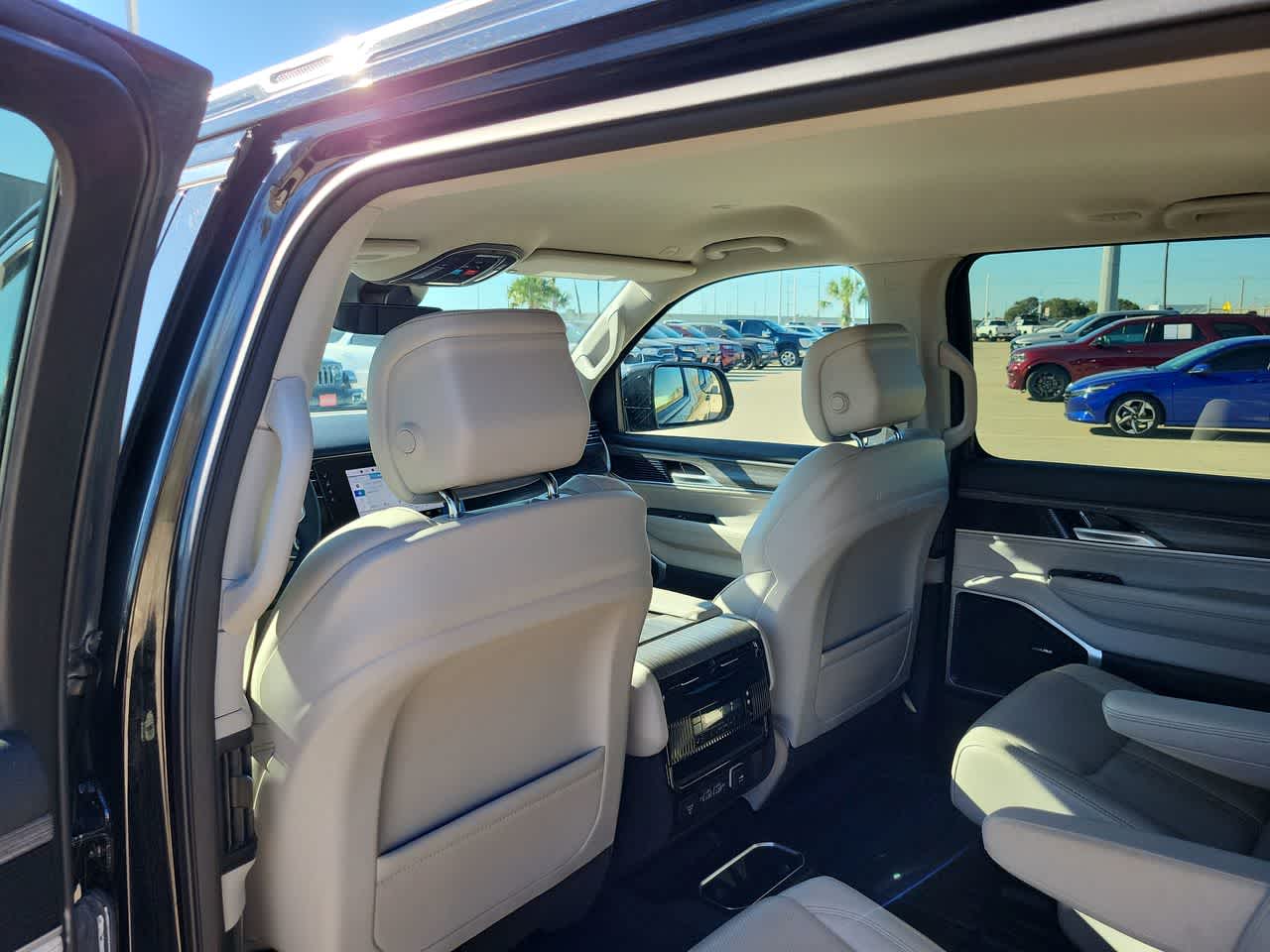 Thumbnail: 2024 Jeep Wagoneer - 20