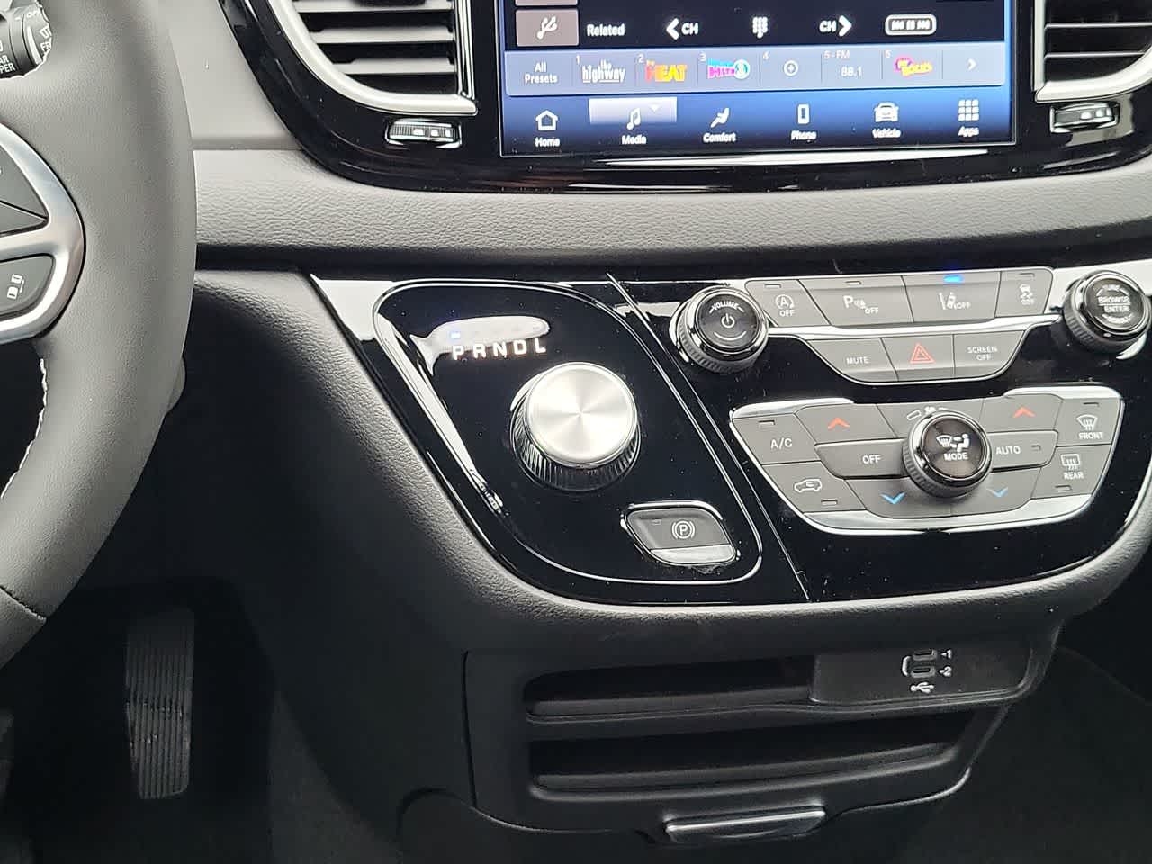 Thumbnail: 2026 Chrysler Voyager - 25