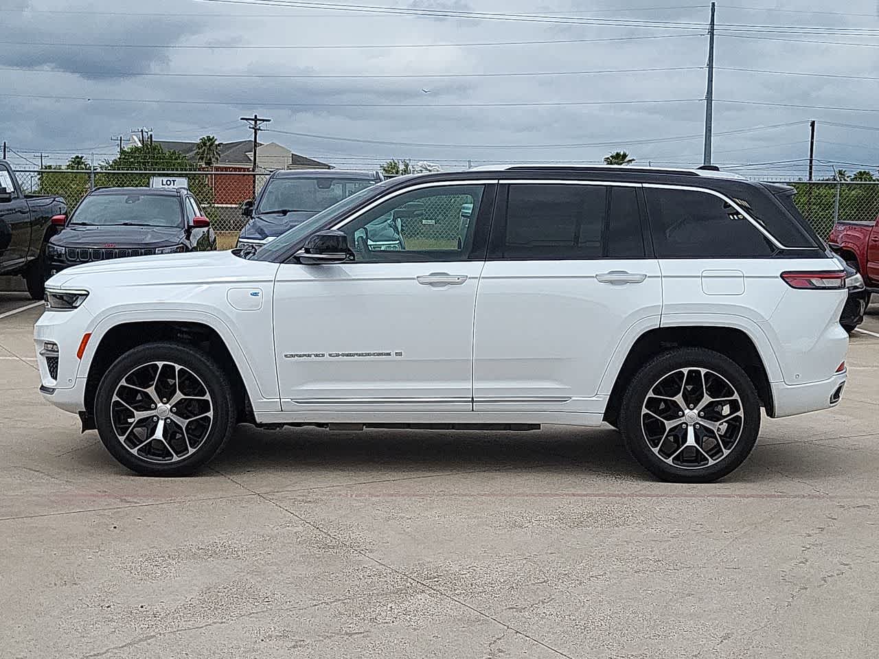 Thumbnail: 2022 Jeep Grand Cherokee - 11