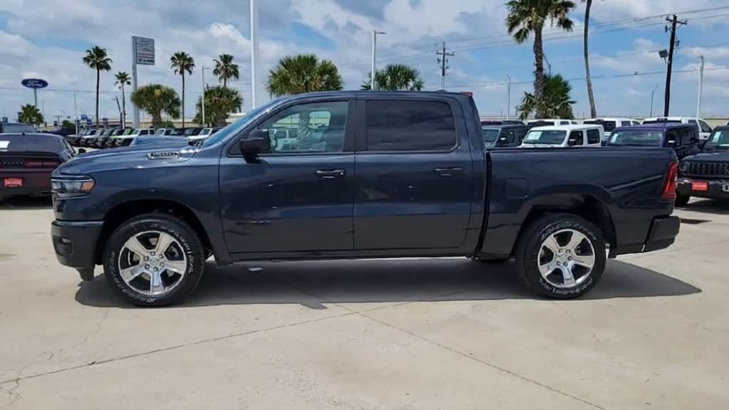 New 2026 Ram 1500 EXPRESS CREW CAB 4X2 5'7 BOX Pickup