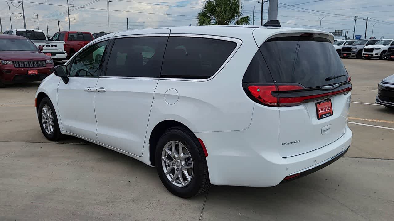 Thumbnail: 2026 Chrysler Pacifica - 6