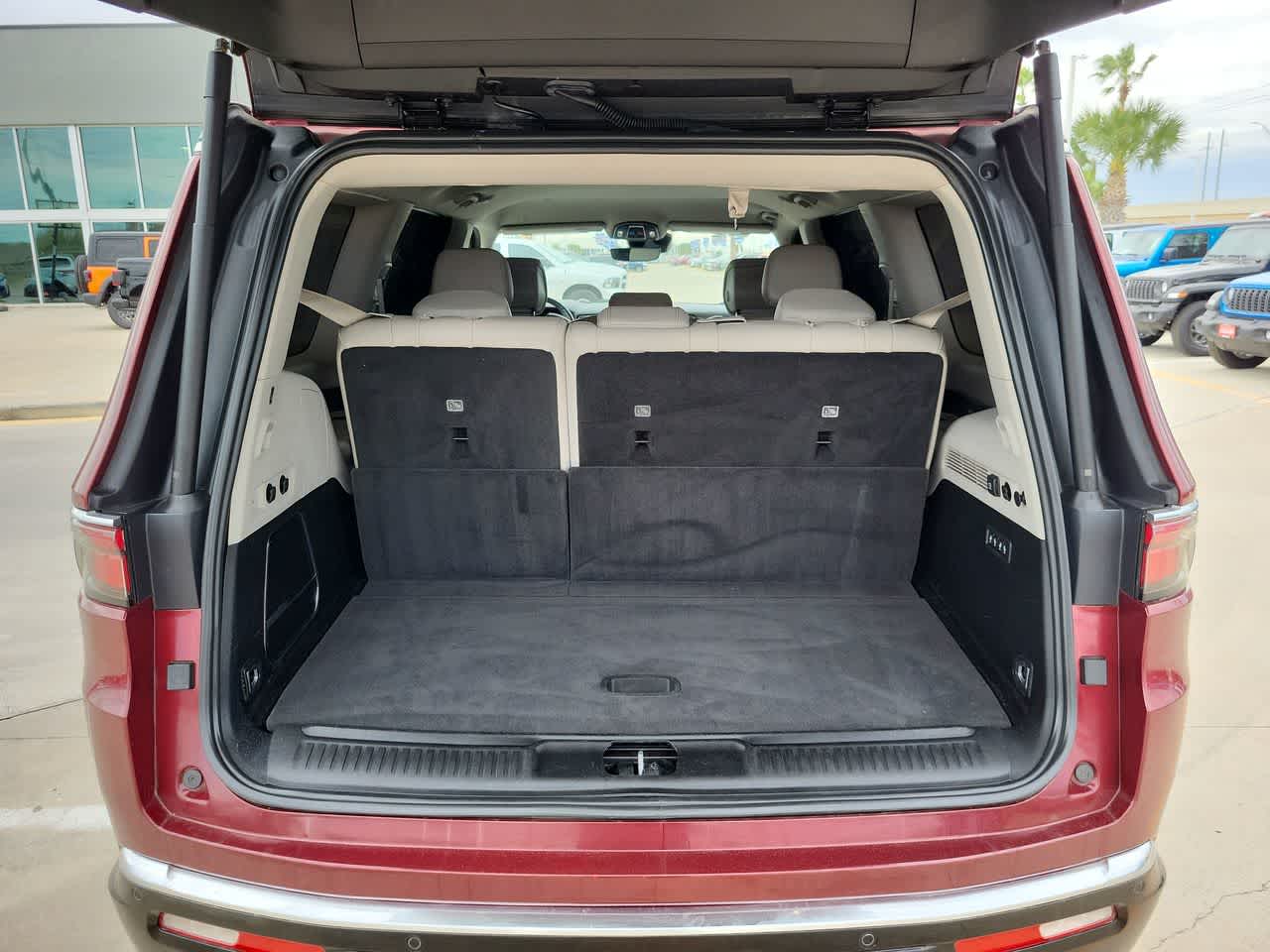 Thumbnail: 2022 Jeep Wagoneer - 27