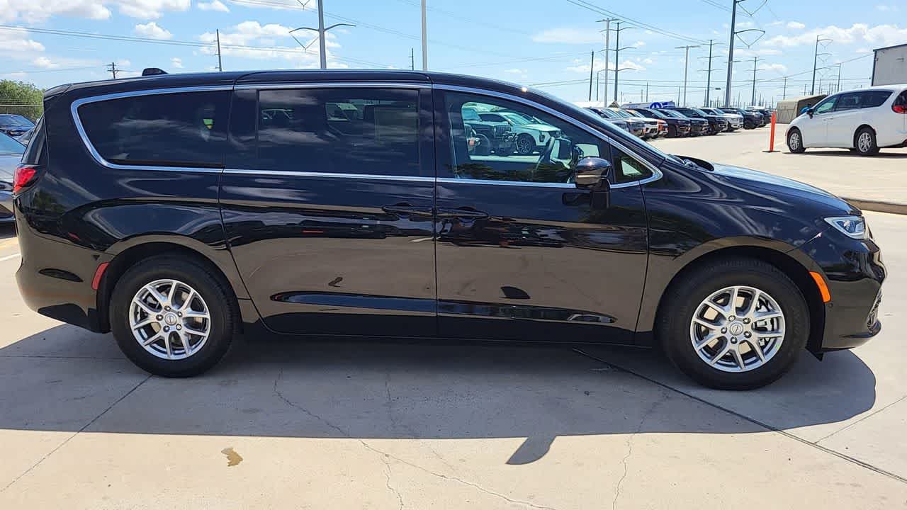 Thumbnail: 2026 Chrysler Pacifica - 9