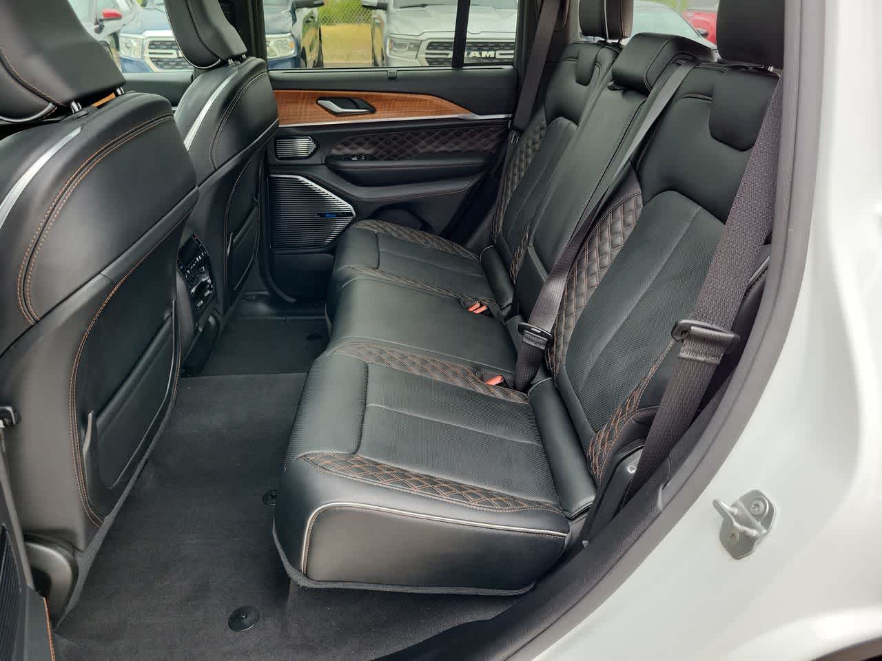 Thumbnail: 2022 Jeep Grand Cherokee - 21