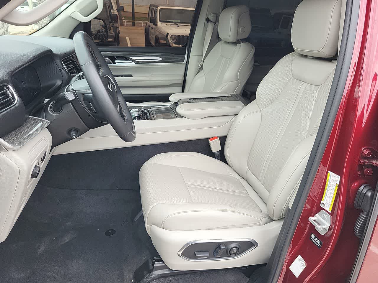 Thumbnail: 2022 Jeep Wagoneer - 19