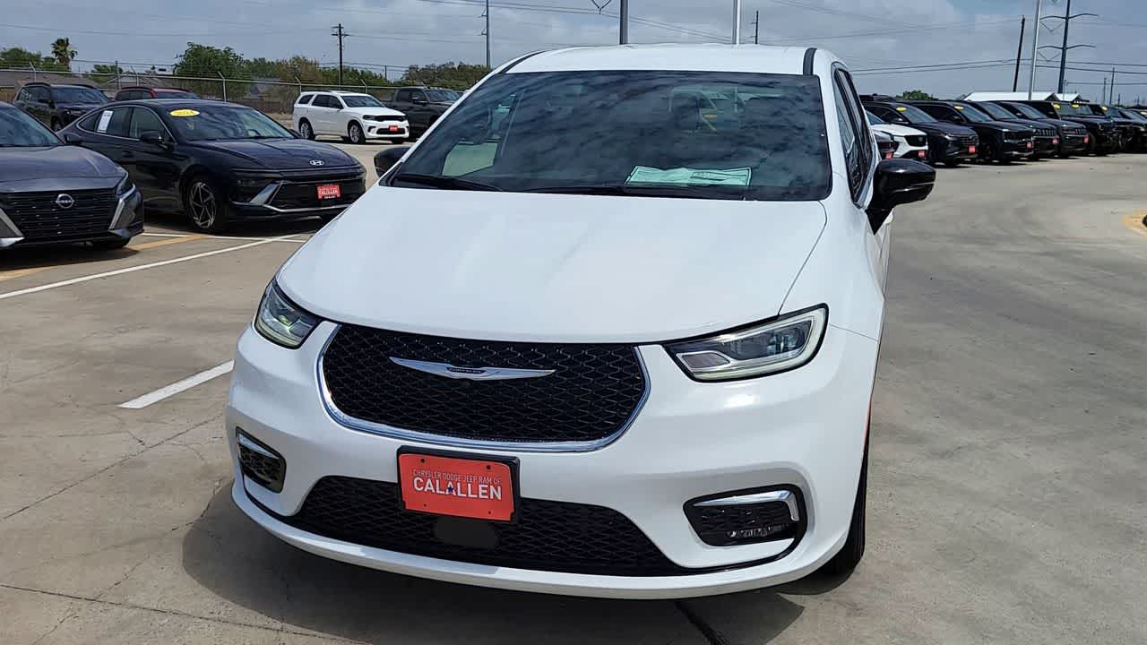 Thumbnail: 2026 Chrysler Pacifica - 3