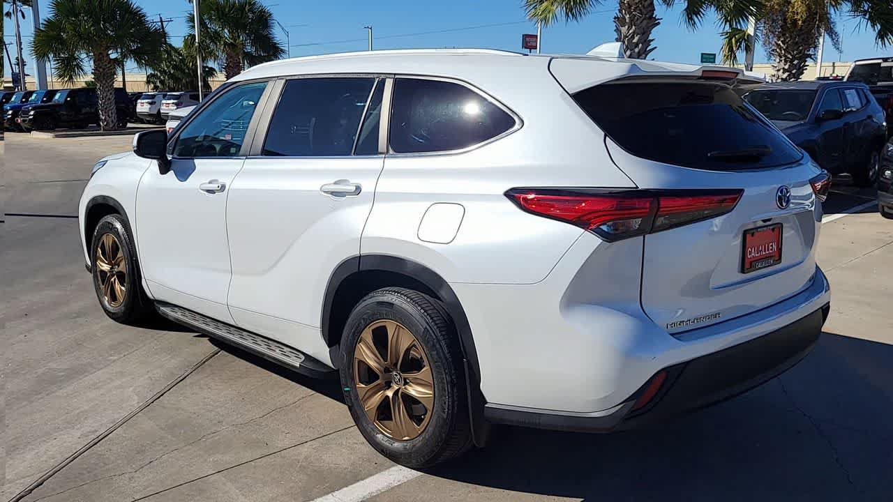 Thumbnail: 2023 Toyota Highlander - 6
