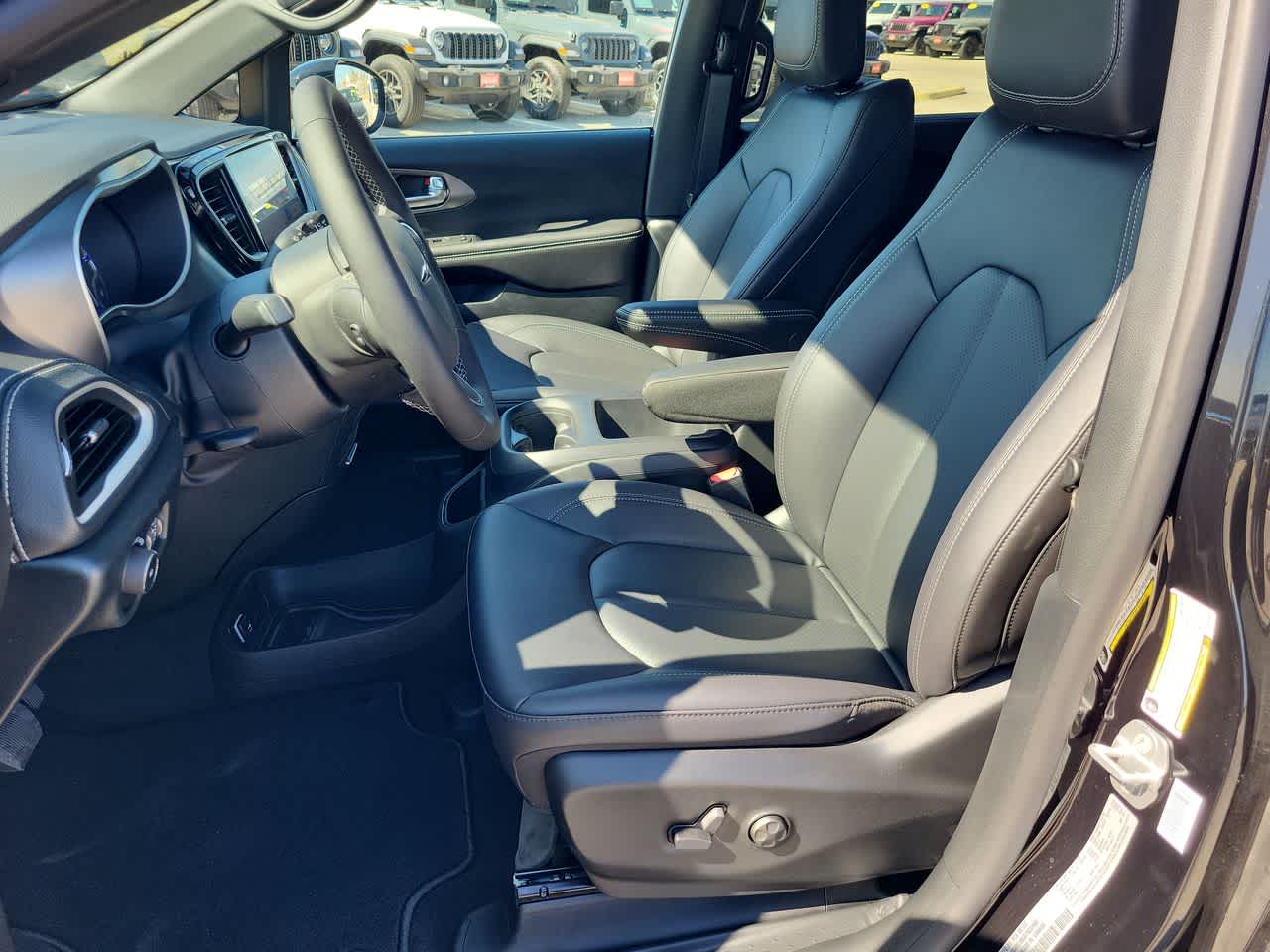 Thumbnail: 2026 Chrysler Pacifica - 19