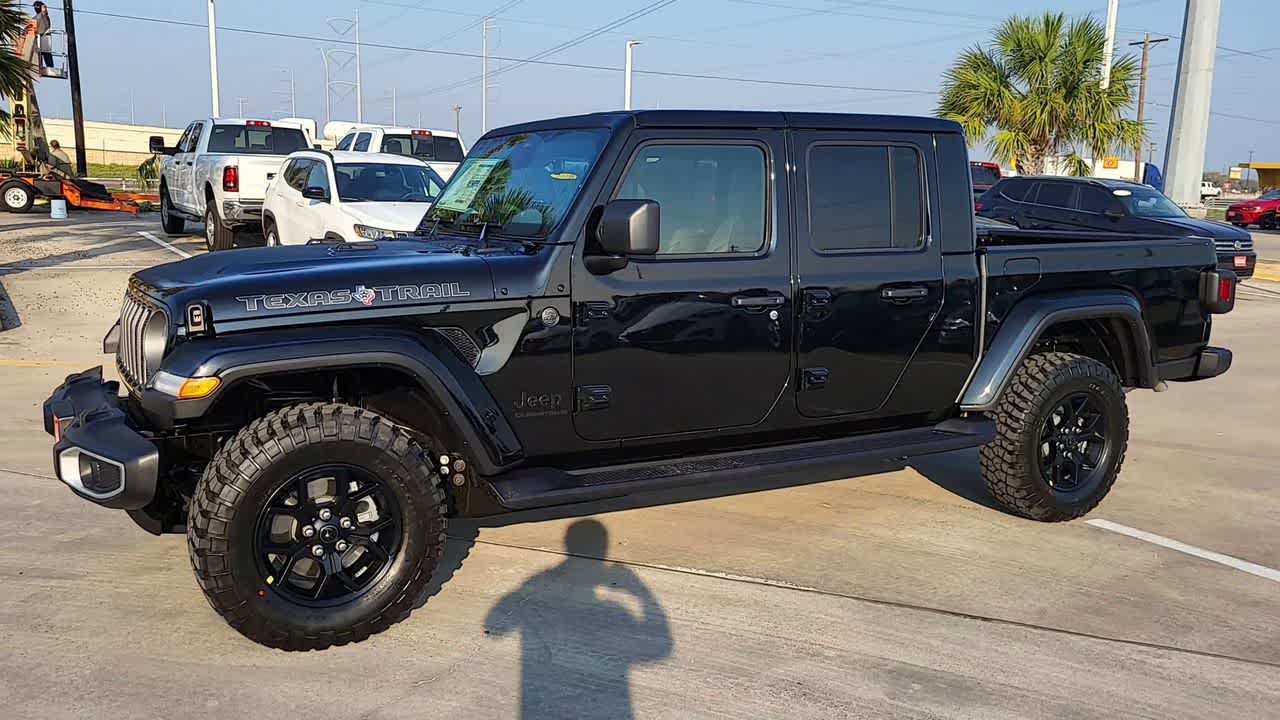 Thumbnail: 2026 Jeep Gladiator - 4