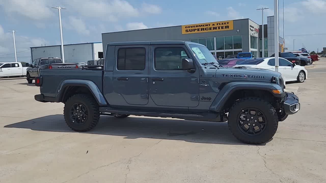 Thumbnail: 2026 Jeep Gladiator - 8