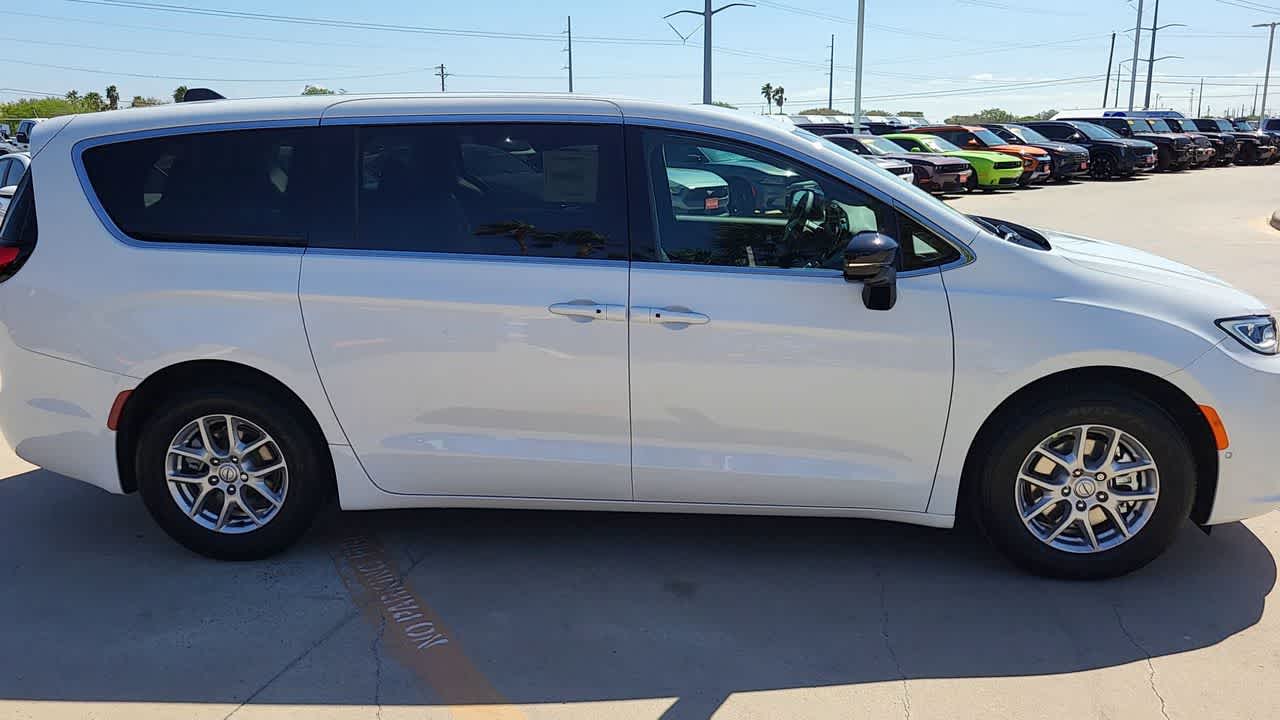 Thumbnail: 2026 Chrysler Pacifica - 9