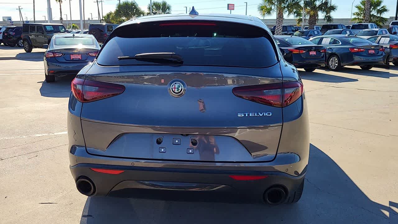 Thumbnail: 2023 Alfa Romeo Stelvio - 7