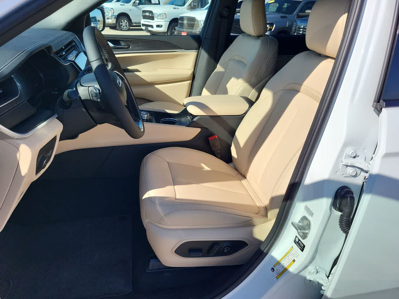 Thumbnail: 2025 Jeep Grand Cherokee - 19