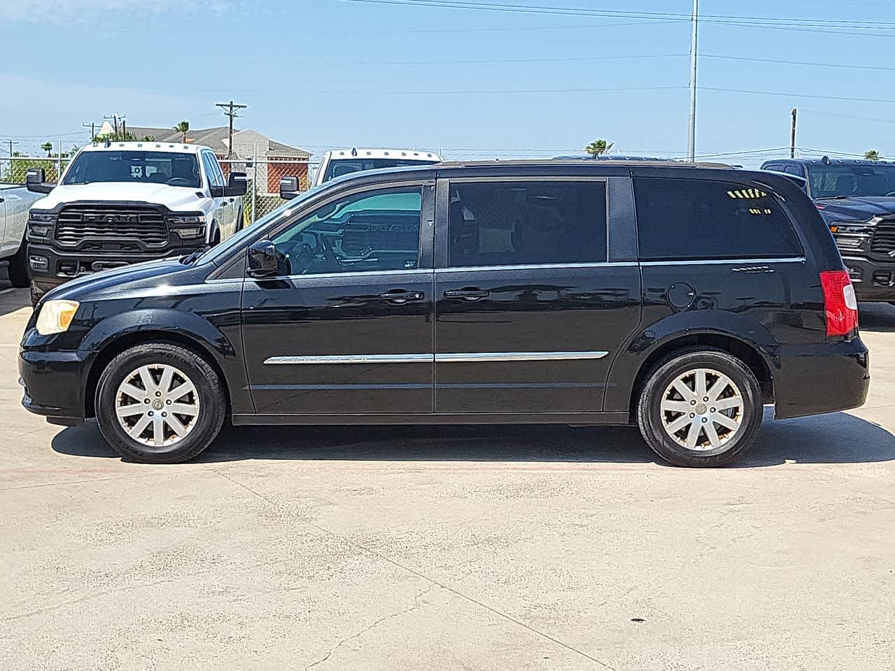 Thumbnail: 2014 Chrysler Town & Country - 11