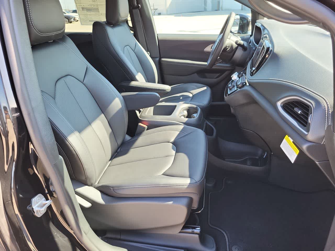 Thumbnail: 2026 Chrysler Pacifica - 22