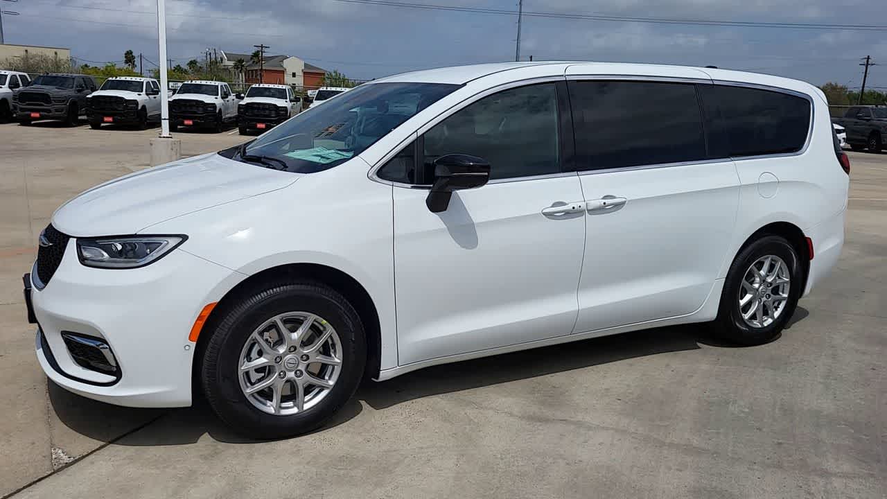 Thumbnail: 2026 Chrysler Pacifica - 4