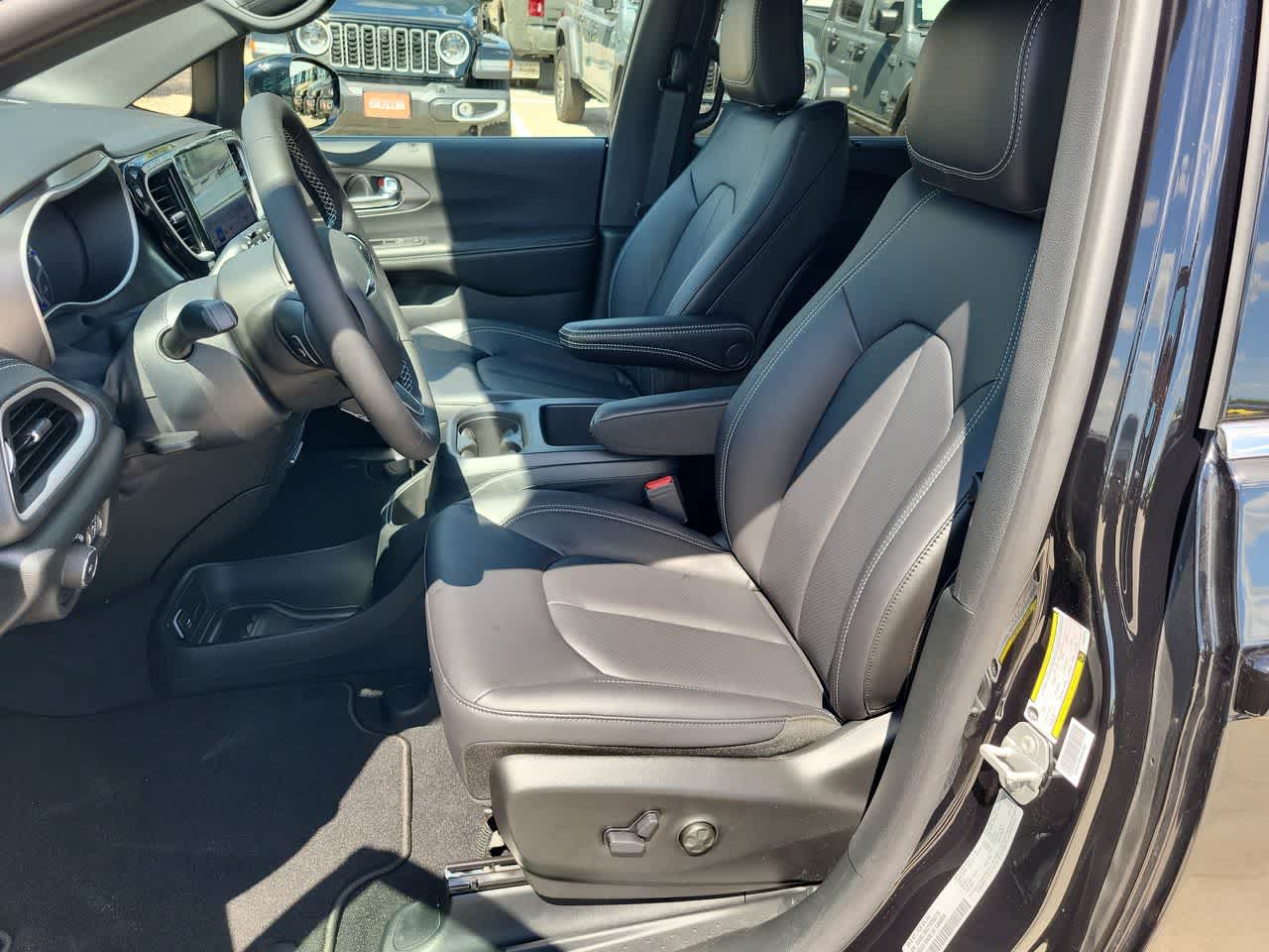 Thumbnail: 2026 Chrysler Pacifica - 19