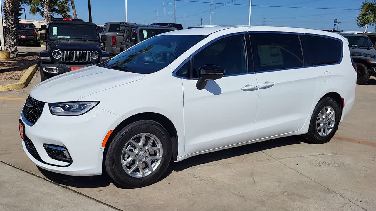 Thumbnail: 2026 Chrysler Pacifica - 4