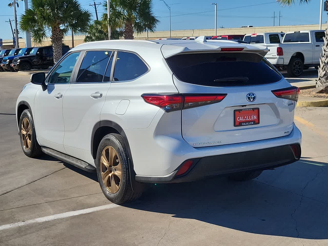 Thumbnail: 2023 Toyota Highlander - 12