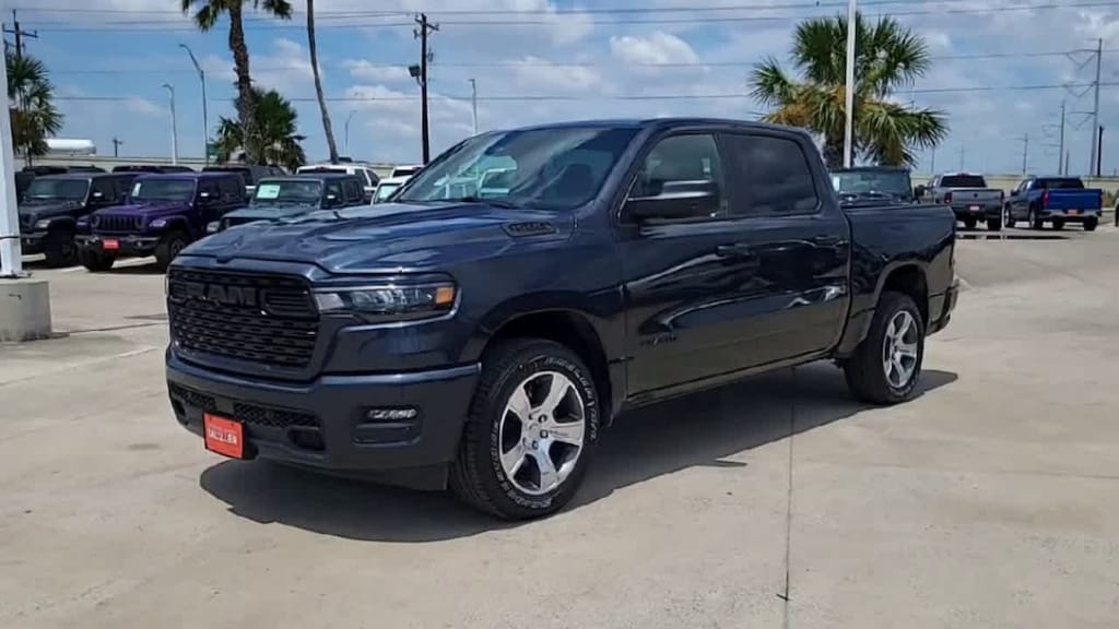 New 2026 Ram 1500 EXPRESS CREW CAB 4X2 5'7 BOX Pickup